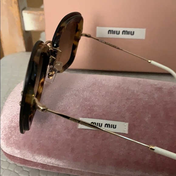 🎁NEW MIU MIU SUNGLASSES - Picture 4 of 8